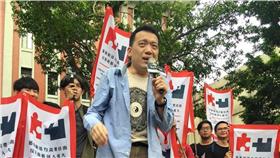 勸世阿伯到教育部前參加抗議活動。(圖／學生提供)