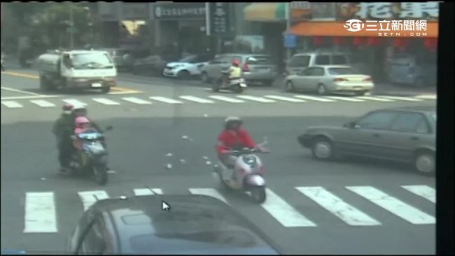 千元大鈔馬路飄　好心運將拾金不昧