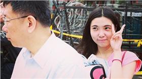 柯文哲與「戳戳妹」葉芝邑(圖翻攝自葉芝邑臉書)