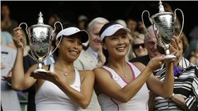 謝淑薇和彭帥2013溫布頓女雙冠軍（圖／美聯社／達志影像）