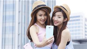 ZenFone Selfie馬卡龍色系營造溫柔甜美的氣息，內建多種拍照模式，體貼愛自拍的女孩們