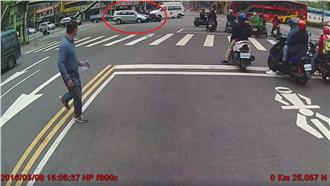 禮讓救護車　騎士竟慘遭追撞「噴飛」