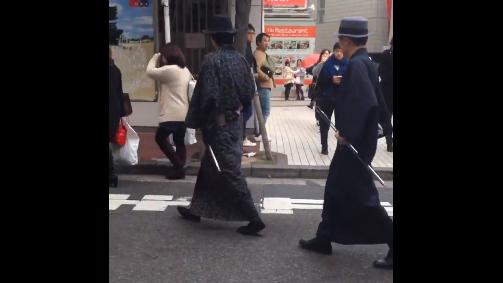 耍中二都要撿垃圾　清潔武士出現東京