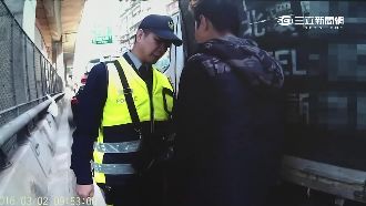 持毒遇臨檢　男學賈霸「天勾」拋毒