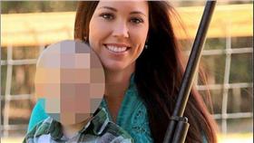 吉爾支持擁槍權卻遭兒子擊中。（圖／翻攝自每日郵報）