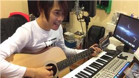 Tank,自彈自唱,臉書