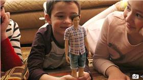 ▲真實版肯尼娃娃。（圖／翻攝自《每日郵報》）
http://www.dailymail.co.uk/femail/article-3484326/Introducing-Dadbod-Ken-Man-average-Barbie-creates-male-version-no-six-pack-bulging-muscles-effort-little-boys-realistic-role-models.html