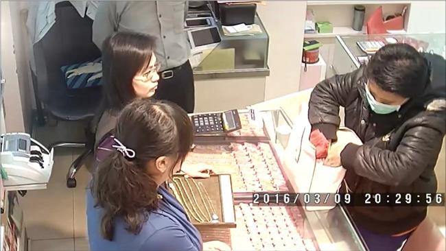 揚菜刀搶銀樓　嫌犯呆坐地上等警抓