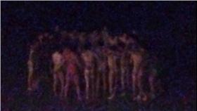 ▲日本遊客在泰國海邊全裸。（圖／翻攝自KomsakAddams Twitter）
https://twitter.com/KomsakAddams/media