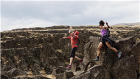 ▲MERRELL本季跨越運動與休閒，推出Capra Bolt超輕量多功能健行鞋款以旗艦級的裝備掌握絕佳抓地力與靈活度。（圖／業者提供）