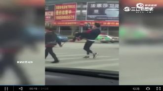 陸暖男見義勇為　「新娘抱」老婦過街