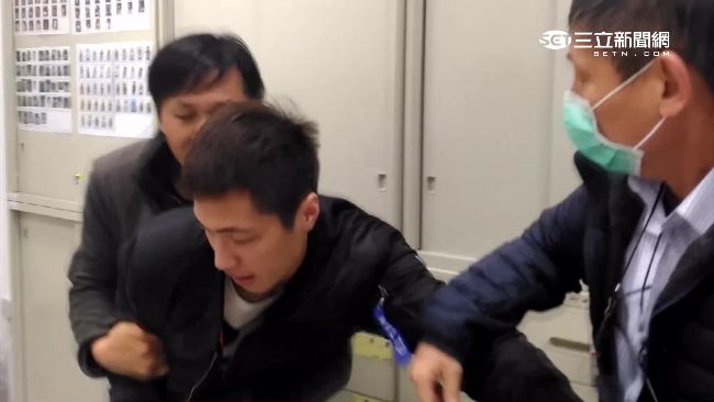 不爽老師刁難害延畢　男大生蛋洗教室