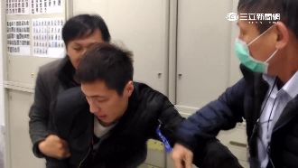 不爽老師刁難害延畢　男大生蛋洗教室