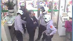 男子搶郵局遭警逮捕（翻攝畫面）
