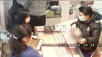 買鑽戒假掏錢　拿出菜刀遭警制伏