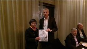 致贈Oleg Matytsin會長臺北世大運紀念品（圖／北市府提供）