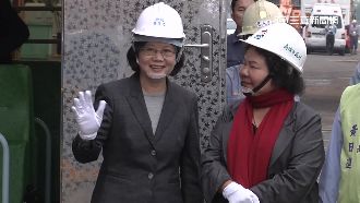 小英登貨輪試鳴笛　玩上癮邀陳菊一起