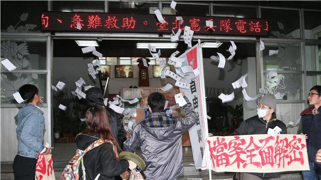 抗議憲兵搜索！學生灑金紙、燒制服