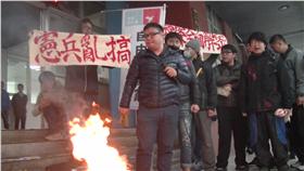 獨派學生赴憲兵隊抗議／自由台灣黨臉書