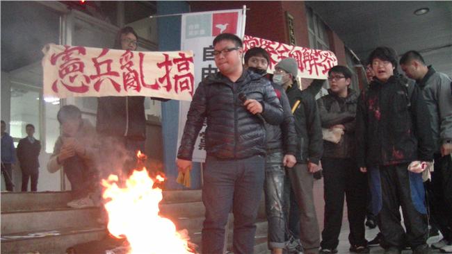 民眾灑金紙抗議濫搜　憲兵赴北檢提告