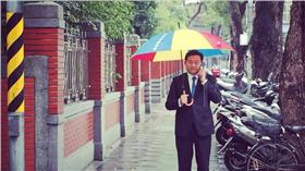 王定宇撐傘(圖翻攝字王定宇臉書)