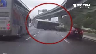 影／貨車閃車翻覆　國道回堵3公里長