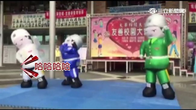 美女士官練招募舞　同事邊教邊做這事