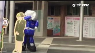 國軍娃娃「漏風」　揮手逃跑超可愛