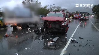 轎車打滑飛對向　連環撞4車1人受困