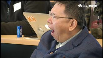柯P累了嗎？與市府官員視訊打大哈欠
