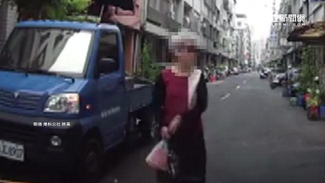 老婦擋路不讓車　還比不雅手勢挑釁