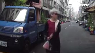 老婦擋路不讓車　還比不雅手勢挑釁