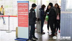 中華職棒　入口　安檢（圖／記者王怡翔攝）