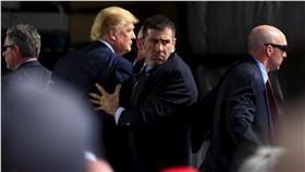 維安人員保護川普 （圖／路透社／達志影像）