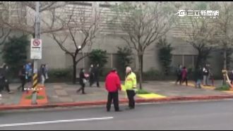 小黃運匠違規左轉　亂停車嗆義交