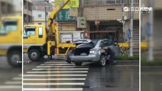 駕駛罵完前車違規左轉　下一秒撞貨車