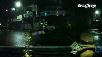 警攔檢遭汽車拖行　所長開12槍逮賊