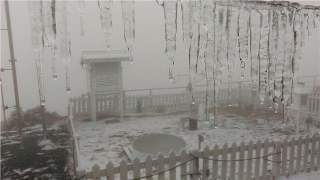 圖／玉山雨夾雪　結冰柱宛如北國風光