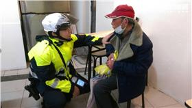 警方助迷途老翁回家 （圖／翻攝畫面）