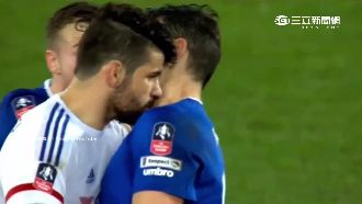 不滿對手犯規　英超球員場上「吸血」