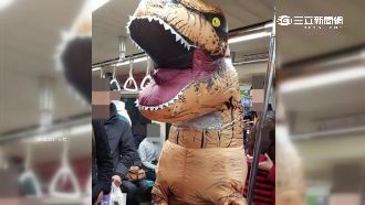 跳舞、射氣球樣樣來！暴龍哥模樣逗人