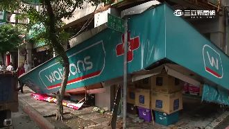 藥妝店招牌突整片掉落　攤販幸運躲過