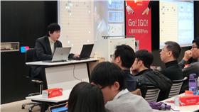 ▲旅日棋士王銘琬針對Google人工智慧系統AlphaGO與南韓職業九段棋士李世石圍棋大賽現場解棋。（圖／趨勢）