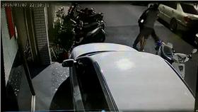 警方使出大外割壓制過程（翻攝畫面）