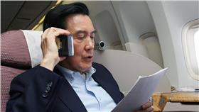 ▲前往美洲的飛行路程中，馬總統利用空檔加緊練習西班牙語。（圖／總統馬英九臉書）
