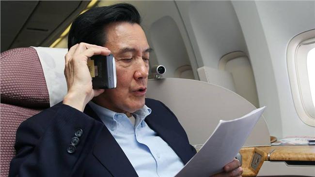 畢業旅行　馬英九在飛機上加緊練習…