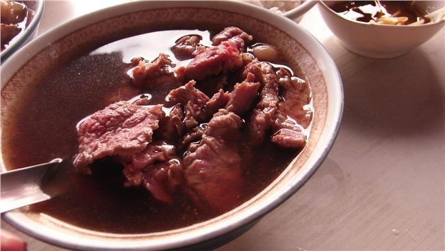 牛肉湯店滷肉飯免費　網：那是肉燥飯