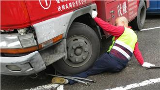 手煞車忘了拉　駕駛遭捲車底輾腿送醫