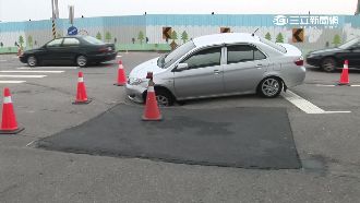 馬路驚見大坑洞　轎車陷入嚇壞駕駛！
