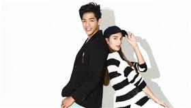 ▲白色情人節／誰說一定穿一樣？用腳曬出「不刻意情侶裝」。（圖／品牌提供）